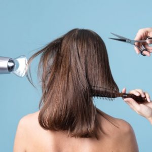 Comment se couper les cheveux soi-même? Des chaines YouTube nous aident