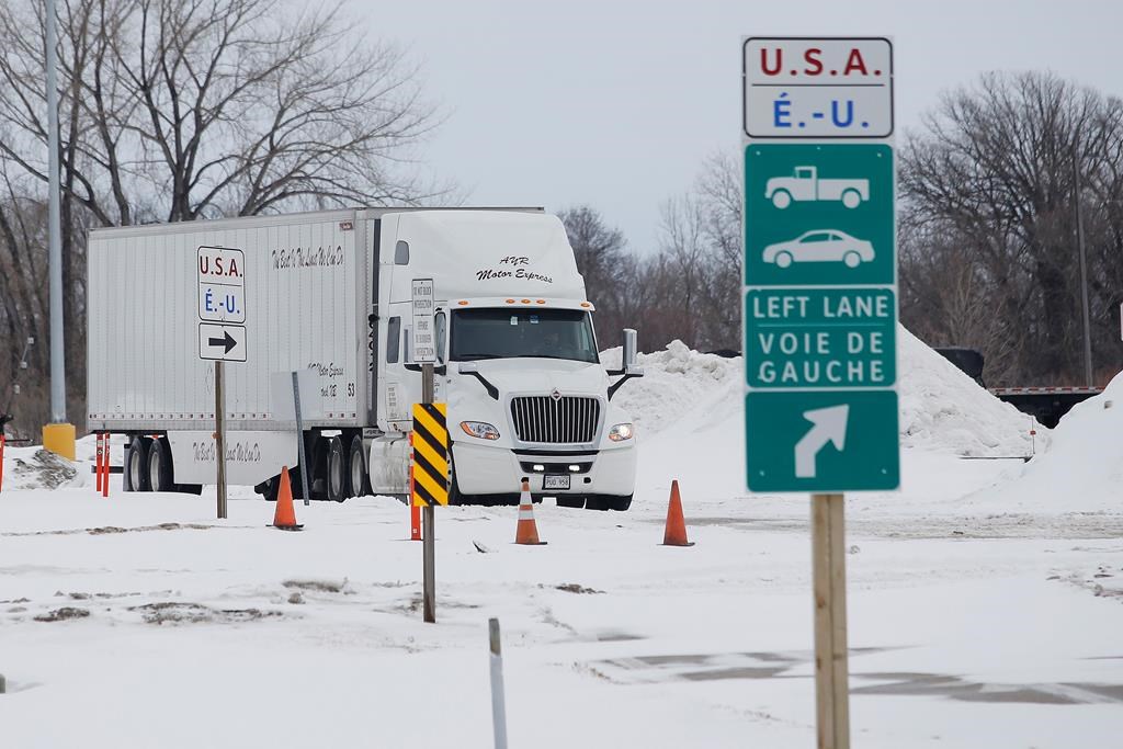 Manifs en C.-B.: un poste frontalier pour les camionneurs interrompt ses services